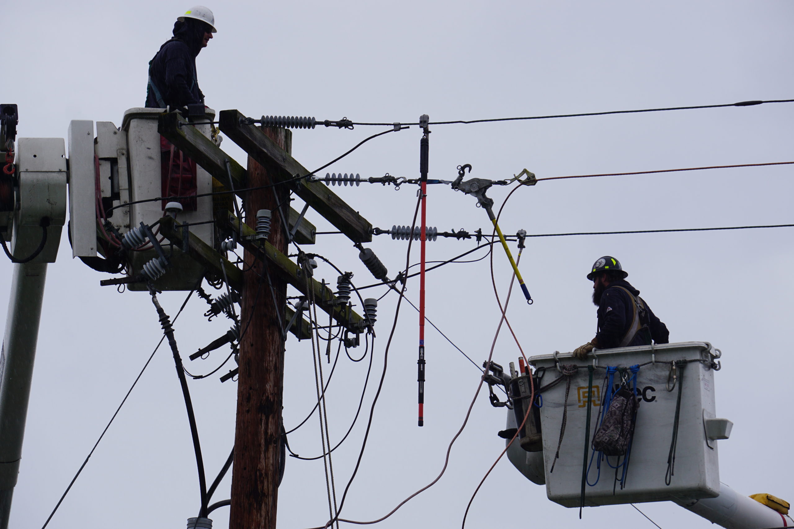 PUD Working on Power Lines