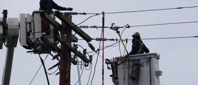 PUD Working on Power Lines