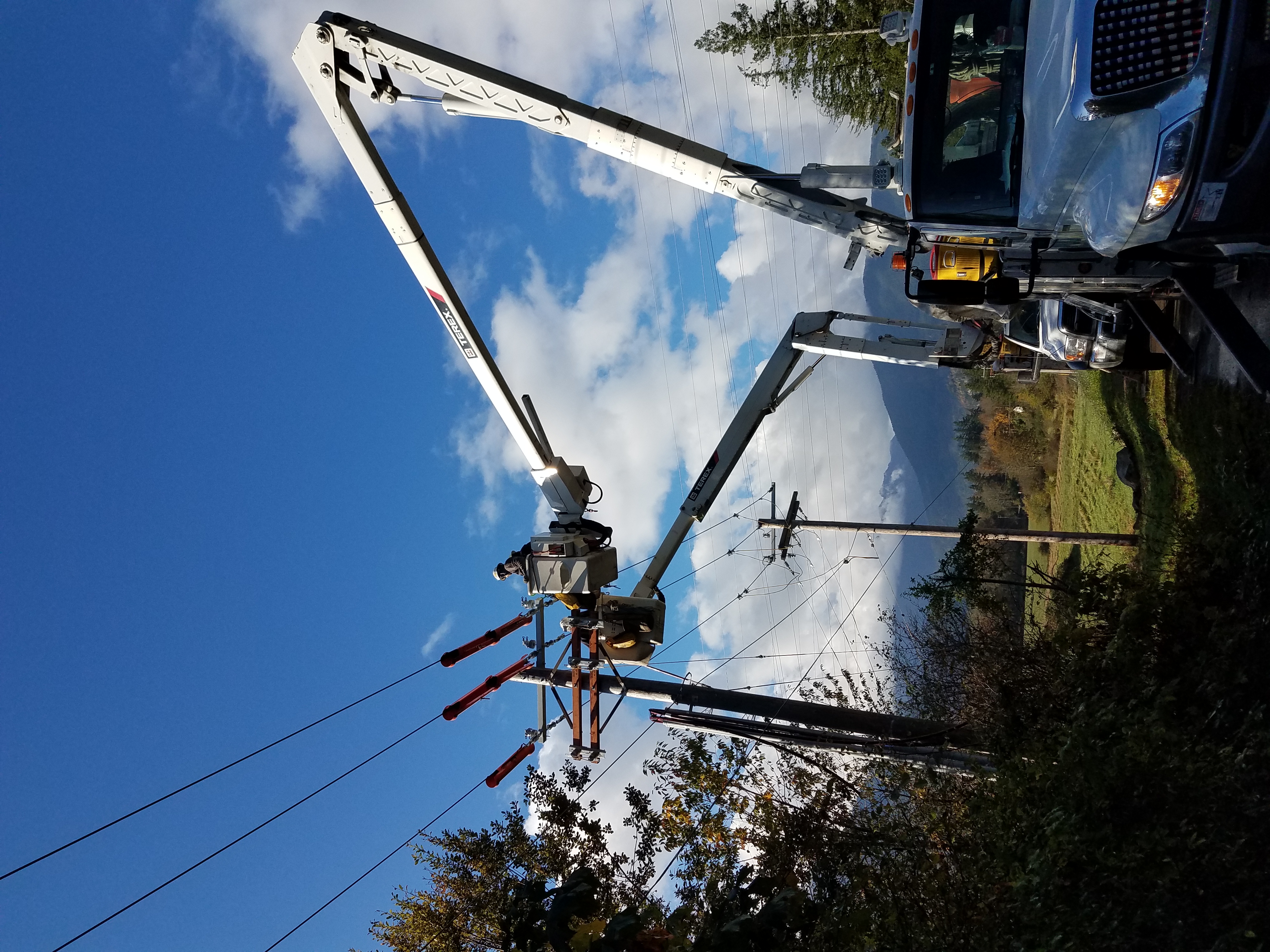 Bucket truck with linecrew repairing lines