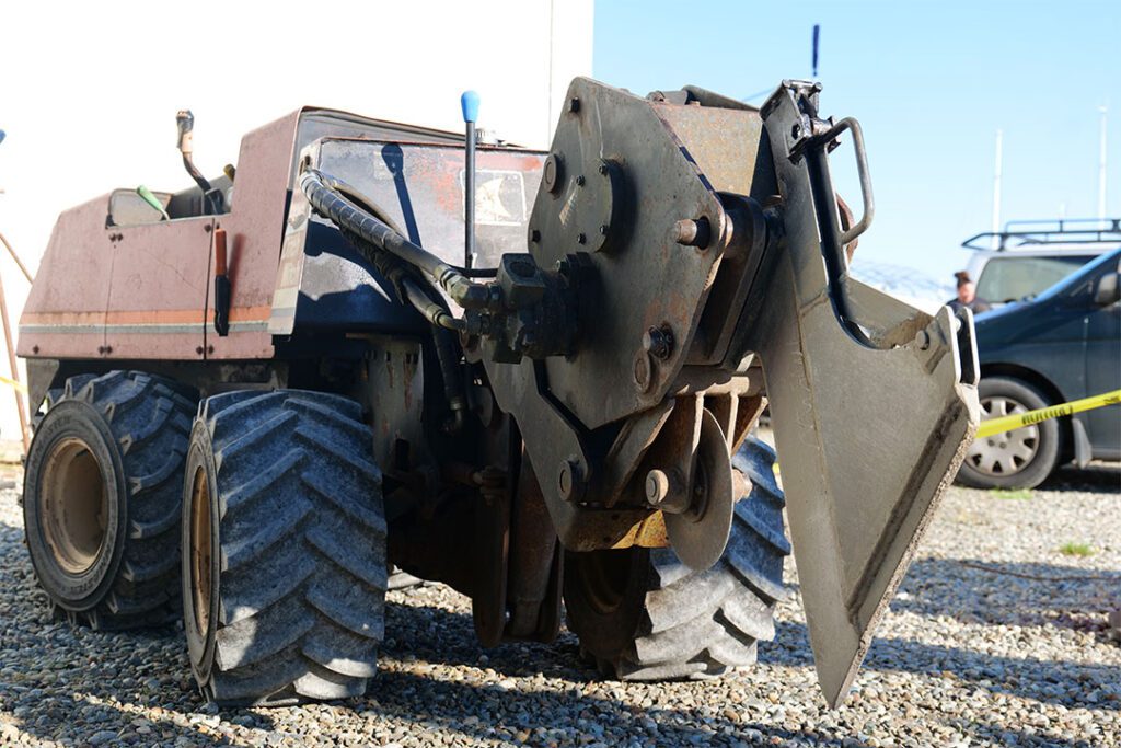 Image of a vibratory fiber plow from the plow end.